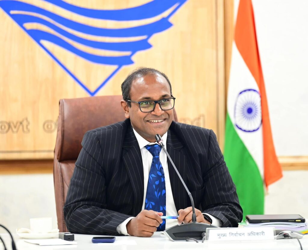 उत्तराखंड में SIR 2026 अभियान के तहत मतदाताओं को गणना फार्म वितरित करते हुए BLO