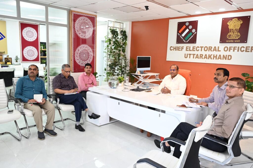 उत्तराखंड में विशेष गहन पुनरीक्षण अभियान की समीक्षा बैठक करते मुख्य निर्वाचन अधिकारी और निर्वाचन आयोग के अधिकारी