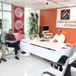 उत्तराखंड में विशेष गहन पुनरीक्षण अभियान की समीक्षा बैठक करते मुख्य निर्वाचन अधिकारी और निर्वाचन आयोग के अधिकारी