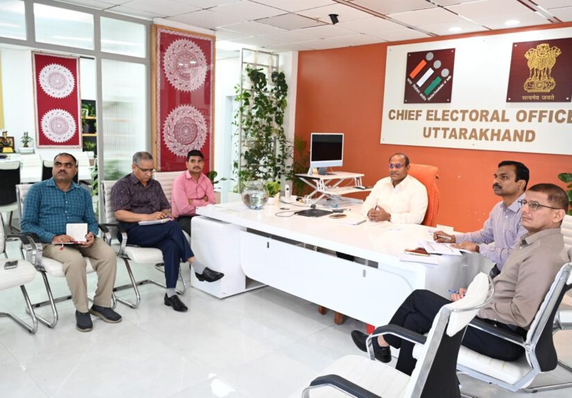 उत्तराखंड में विशेष गहन पुनरीक्षण अभियान की समीक्षा बैठक करते मुख्य निर्वाचन अधिकारी और निर्वाचन आयोग के अधिकारी