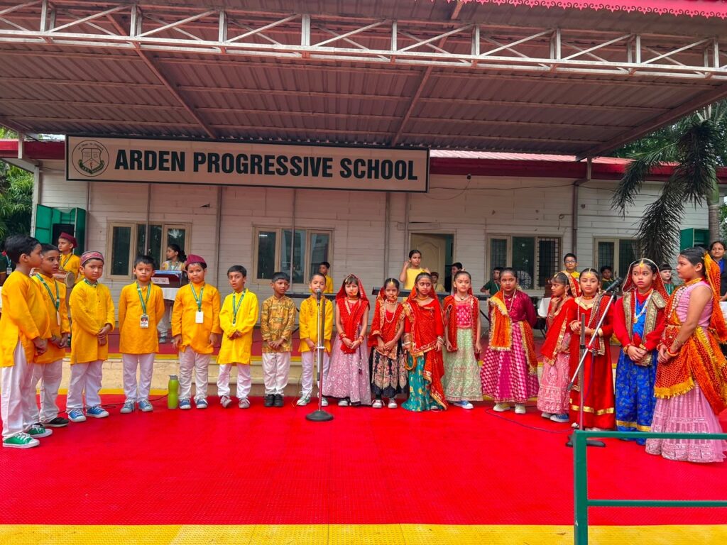 आर्डन प्रोग्रेसिव स्कूल लामाचौड़ में हरेला पर्व पर कुमाऊँनी वेशभूषा में प्रस्तुति देते विद्यार्थी