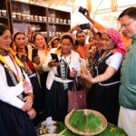 गोपेश्वर में 'जन-जन की सरकार, जन-जन के द्वार' कार्यक्रम को संबोधित करते मुख्यमंत्री पुष्कर सिंह धामी।