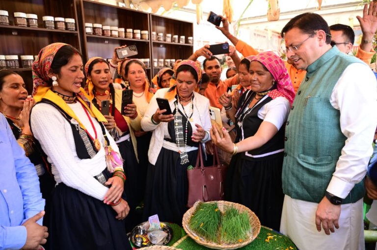 गोपेश्वर में 'जन-जन की सरकार, जन-जन के द्वार' कार्यक्रम को संबोधित करते मुख्यमंत्री पुष्कर सिंह धामी।