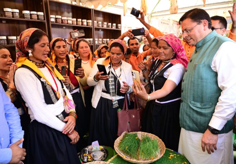 गोपेश्वर में 'जन-जन की सरकार, जन-जन के द्वार' कार्यक्रम को संबोधित करते मुख्यमंत्री पुष्कर सिंह धामी।