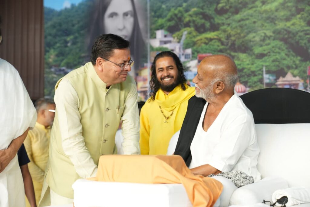 हरिद्वार में मोरारी बापू की श्रीराम कथा के समापन समारोह में श्रद्धालुओं को संबोधित करते मुख्यमंत्री पुष्कर सिंह धामी।
