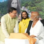 हरिद्वार में मोरारी बापू की श्रीराम कथा के समापन समारोह में श्रद्धालुओं को संबोधित करते मुख्यमंत्री पुष्कर सिंह धामी।