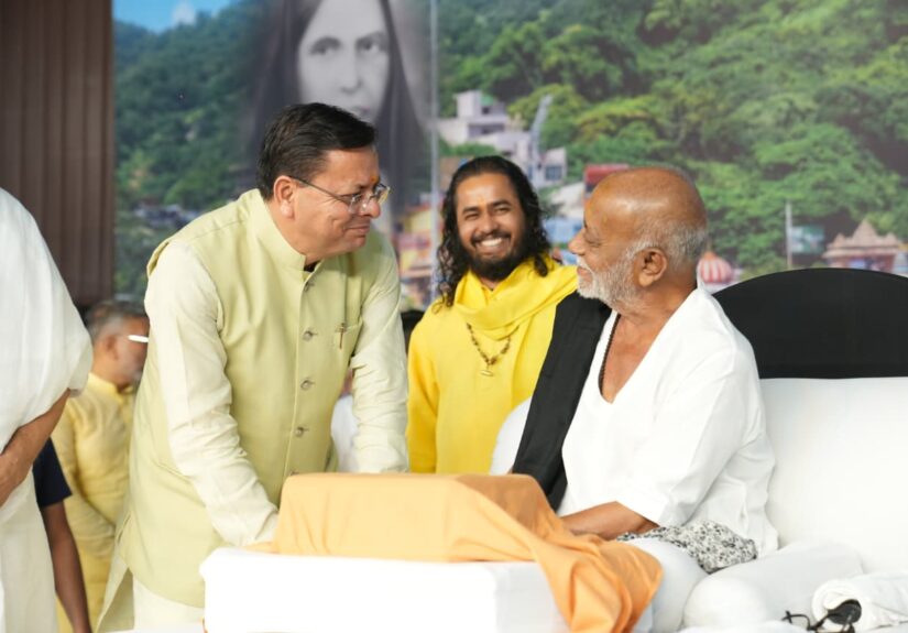 हरिद्वार में मोरारी बापू की श्रीराम कथा के समापन समारोह में श्रद्धालुओं को संबोधित करते मुख्यमंत्री पुष्कर सिंह धामी।