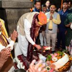 मुख्यमंत्री पुष्कर सिंह धामी जागेश्वर धाम में श्रावणी मेले का शुभारंभ करते हुए और हरेला पर्व पर पौधरोपण करते हुए