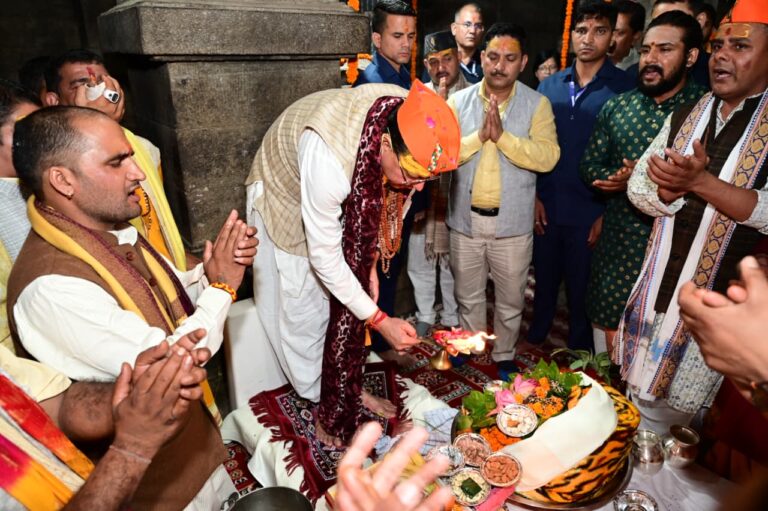मुख्यमंत्री पुष्कर सिंह धामी जागेश्वर धाम में श्रावणी मेले का शुभारंभ करते हुए और हरेला पर्व पर पौधरोपण करते हुए