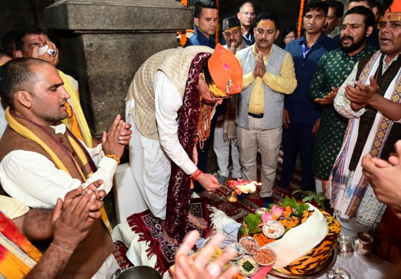 मुख्यमंत्री पुष्कर सिंह धामी जागेश्वर धाम में श्रावणी मेले का शुभारंभ करते हुए और हरेला पर्व पर पौधरोपण करते हुए