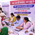 उत्तराखंड में जन-जन की सरकार, जन-जन के द्वार अभियान के तहत आयोजित बहुउद्देश्यीय जनसेवा शिविर में सरकारी योजनाओं का लाभ लेते नागरिक।