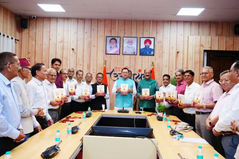 मुख्यमंत्री पुष्कर सिंह धामी पूर्व अपर सचिव आरसी लोहनी की पुस्तक सेवा विधि का विमोचन करते हुए