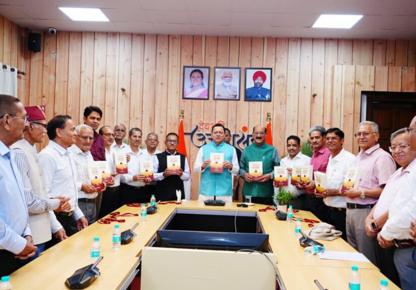 मुख्यमंत्री पुष्कर सिंह धामी पूर्व अपर सचिव आरसी लोहनी की पुस्तक सेवा विधि का विमोचन करते हुए