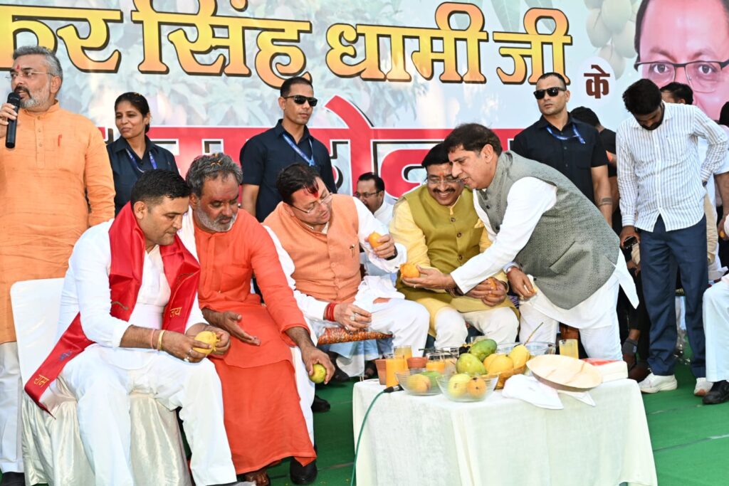 मुख्यमंत्री पुष्कर सिंह धामी हरिद्वार में आयोजित आम महोत्सव के दौरान आम प्रदर्शनी का अवलोकन करते हुए