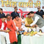 मुख्यमंत्री पुष्कर सिंह धामी हरिद्वार में आयोजित आम महोत्सव के दौरान आम प्रदर्शनी का अवलोकन करते हुए