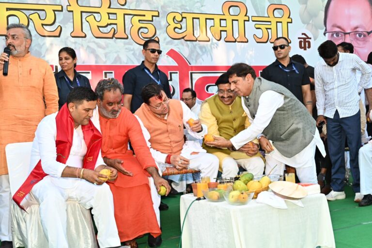 मुख्यमंत्री पुष्कर सिंह धामी हरिद्वार में आयोजित आम महोत्सव के दौरान आम प्रदर्शनी का अवलोकन करते हुए