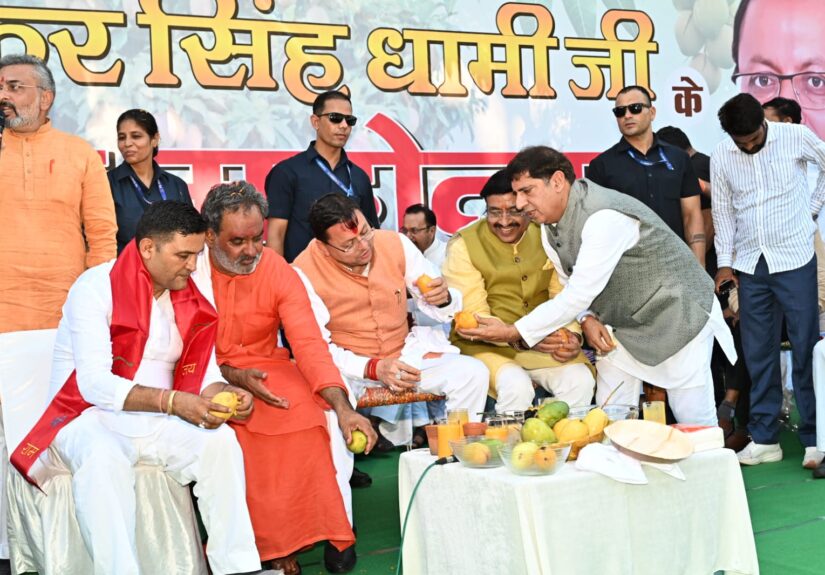 मुख्यमंत्री पुष्कर सिंह धामी हरिद्वार में आयोजित आम महोत्सव के दौरान आम प्रदर्शनी का अवलोकन करते हुए