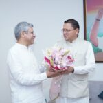 मुख्यमंत्री पुष्कर सिंह धामी नई दिल्ली में केंद्रीय रेल मंत्री अश्विनी वैष्णव से उत्तराखंड की रेल परियोजनाओं और नई ट्रेन सेवाओं पर चर्चा करते हुए