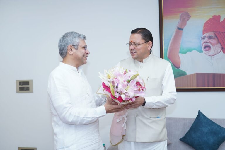 मुख्यमंत्री पुष्कर सिंह धामी नई दिल्ली में केंद्रीय रेल मंत्री अश्विनी वैष्णव से उत्तराखंड की रेल परियोजनाओं और नई ट्रेन सेवाओं पर चर्चा करते हुए