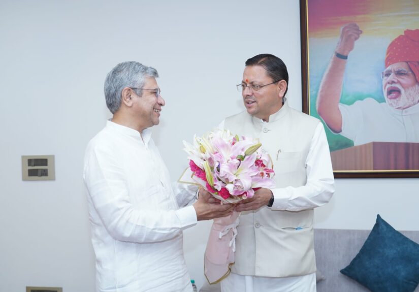 मुख्यमंत्री पुष्कर सिंह धामी नई दिल्ली में केंद्रीय रेल मंत्री अश्विनी वैष्णव से उत्तराखंड की रेल परियोजनाओं और नई ट्रेन सेवाओं पर चर्चा करते हुए