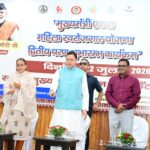 मुख्यमंत्री पुष्कर सिंह धामी मुख्यमंत्री एकल महिला स्वरोजगार योजना के दूसरे चरण का शुभारंभ करते हुए