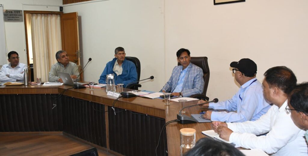 नैनीताल में स्वास्थ्य विभाग की समीक्षा बैठक लेते कुमाऊं आयुक्त एवं सचिव मुख्यमंत्री दीपक रावत