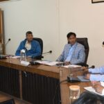 नैनीताल में स्वास्थ्य विभाग की समीक्षा बैठक लेते कुमाऊं आयुक्त एवं सचिव मुख्यमंत्री दीपक रावत