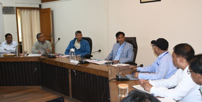 नैनीताल में स्वास्थ्य विभाग की समीक्षा बैठक लेते कुमाऊं आयुक्त एवं सचिव मुख्यमंत्री दीपक रावत
