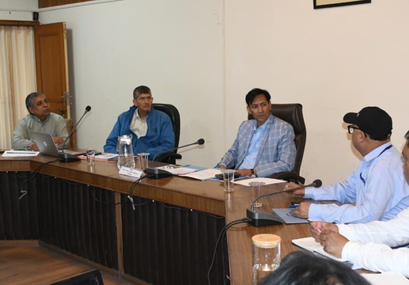 नैनीताल में स्वास्थ्य विभाग की समीक्षा बैठक लेते कुमाऊं आयुक्त एवं सचिव मुख्यमंत्री दीपक रावत