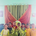 गुरु द्रोणा पब्लिक स्कूल हल्द्वानी में हरेला पर्व पर पौधरोपण करते विद्यार्थी और शिक्षक