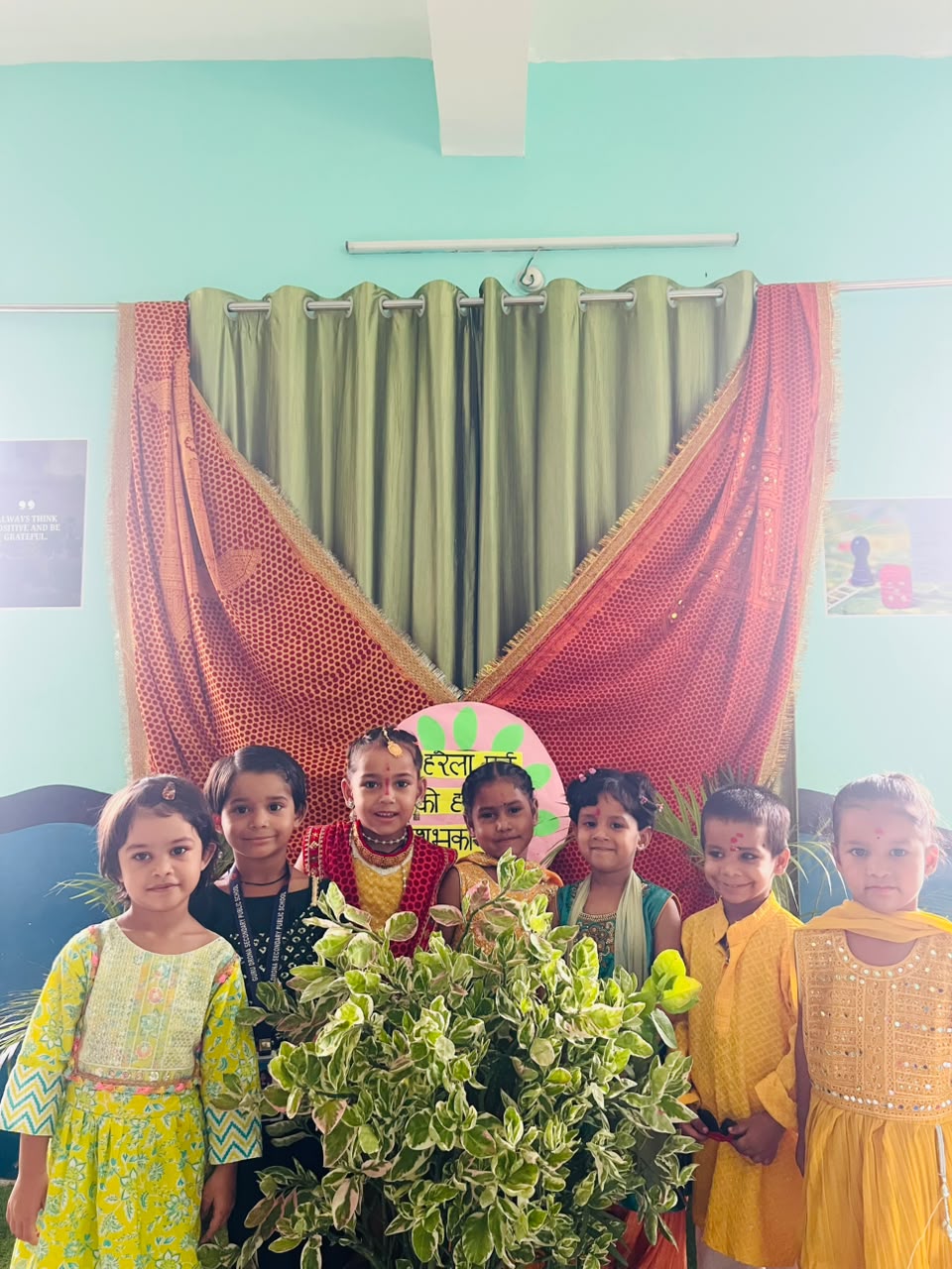 गुरु द्रोणा पब्लिक स्कूल हल्द्वानी में हरेला पर्व पर पौधरोपण करते विद्यार्थी और शिक्षक