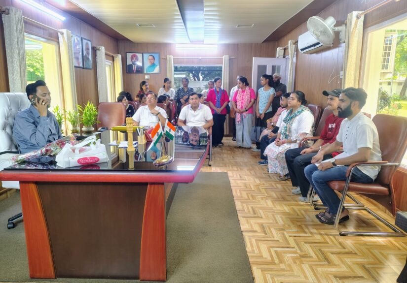 कुमाऊं आयुक्त दीपक रावत कर्मचारियों की शिकायत पर अधिकारियों को निर्देश देते हुए