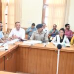 हल्द्वानी में विकास कार्यों की समीक्षा बैठक की अध्यक्षता करते जिलाधिकारी ललित मोहन रयाल।