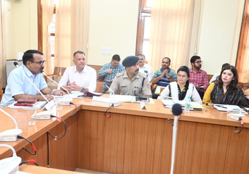 हल्द्वानी में विकास कार्यों की समीक्षा बैठक की अध्यक्षता करते जिलाधिकारी ललित मोहन रयाल।