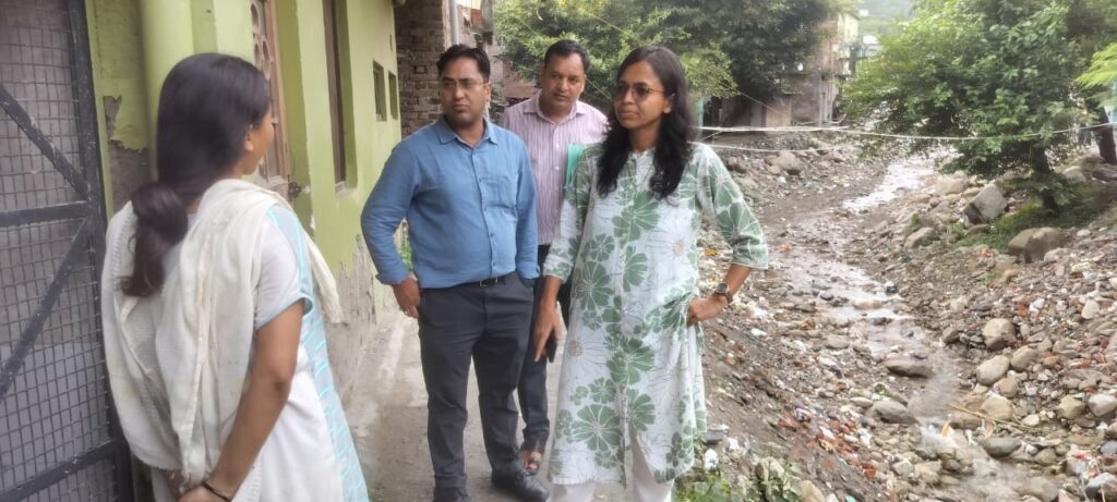 हल्द्वानी में उपजिलाधिकारी और प्रशासनिक टीम मानसून से पहले रक्सिया नाला, कलसिया नाला, देवखड़ी नाला और गोला नदी के संवेदनशील क्षेत्रों का निरीक्षण करते हुए।