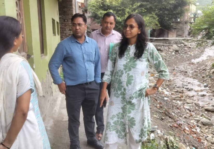 हल्द्वानी में उपजिलाधिकारी और प्रशासनिक टीम मानसून से पहले रक्सिया नाला, कलसिया नाला, देवखड़ी नाला और गोला नदी के संवेदनशील क्षेत्रों का निरीक्षण करते हुए।