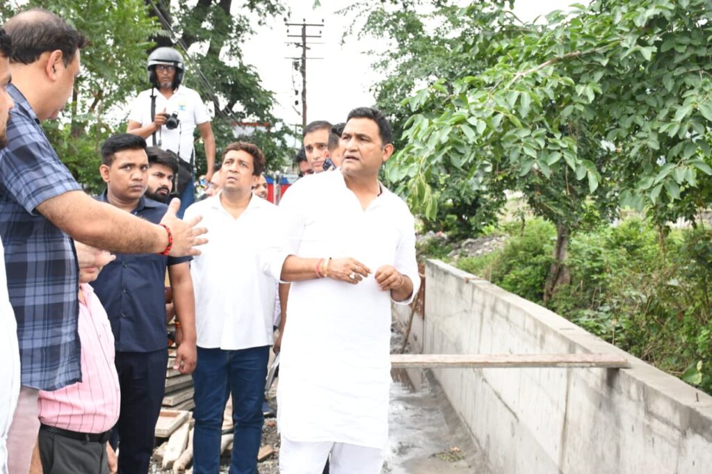 हल्द्वानी में विकास कार्यों की समीक्षा करते शहरी विकास मंत्री राम सिंह कैड़ा