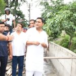 हल्द्वानी में विकास कार्यों की समीक्षा करते शहरी विकास मंत्री राम सिंह कैड़ा