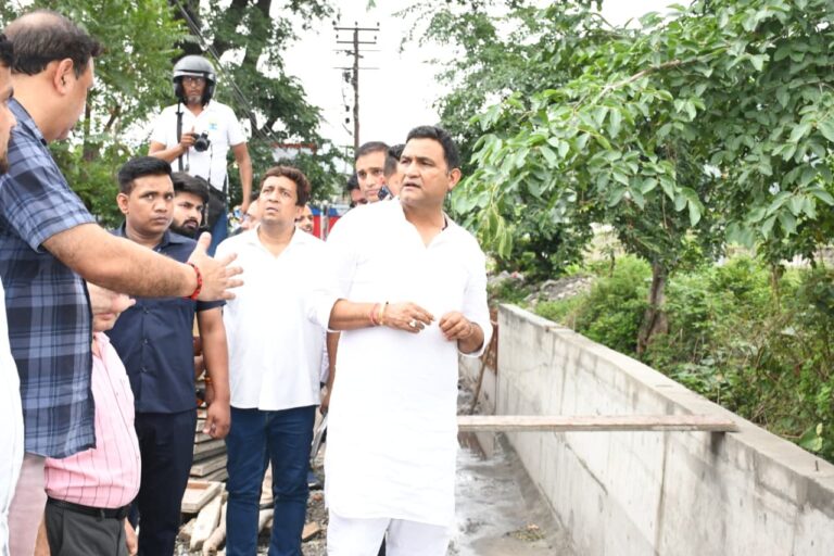 हल्द्वानी में विकास कार्यों की समीक्षा करते शहरी विकास मंत्री राम सिंह कैड़ा