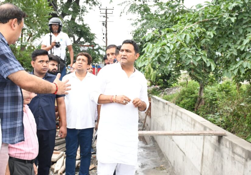 हल्द्वानी में विकास कार्यों की समीक्षा करते शहरी विकास मंत्री राम सिंह कैड़ा