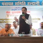 हल्द्वानी ब्लॉक सभागार में सेवा, सुशासन और समर्पण पखवाड़ा शिविर के दौरान सांसद अजय भट्ट, अधिकारियों और जनप्रतिनिधियों की मौजूदगी में लोगों की समस्याएं सुनते हुए।