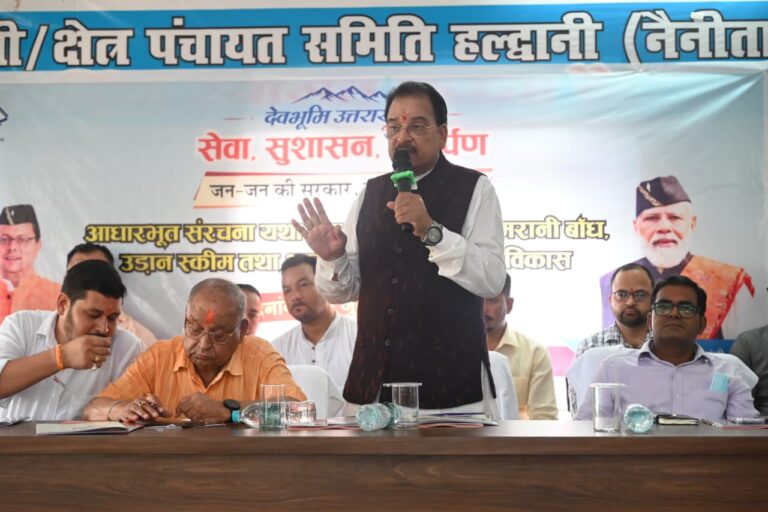 हल्द्वानी ब्लॉक सभागार में सेवा, सुशासन और समर्पण पखवाड़ा शिविर के दौरान सांसद अजय भट्ट, अधिकारियों और जनप्रतिनिधियों की मौजूदगी में लोगों की समस्याएं सुनते हुए।