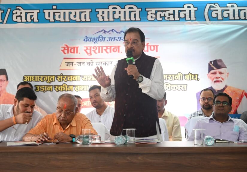 हल्द्वानी ब्लॉक सभागार में सेवा, सुशासन और समर्पण पखवाड़ा शिविर के दौरान सांसद अजय भट्ट, अधिकारियों और जनप्रतिनिधियों की मौजूदगी में लोगों की समस्याएं सुनते हुए।