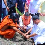 हरेला पर्व 2026 पर मालाग्राम में मुख्यमंत्री पुष्कर सिंह धामी पौधरोपण करते हुए।