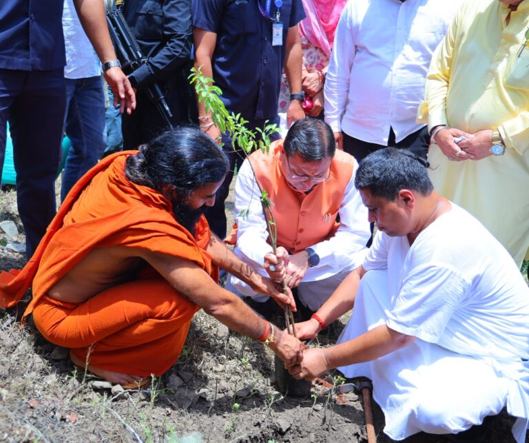 हरेला पर्व 2026 पर मालाग्राम में मुख्यमंत्री पुष्कर सिंह धामी पौधरोपण करते हुए।