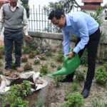हरेला पर्व पर नैनीताल में 'एक पेड़ माँ के नाम' अभियान के तहत पौधारोपण करते कुमाऊँ आयुक्त दीपक रावत और प्रशासनिक अधिकारी