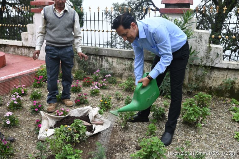 हरेला पर्व पर नैनीताल में 'एक पेड़ माँ के नाम' अभियान के तहत पौधारोपण करते कुमाऊँ आयुक्त दीपक रावत और प्रशासनिक अधिकारी