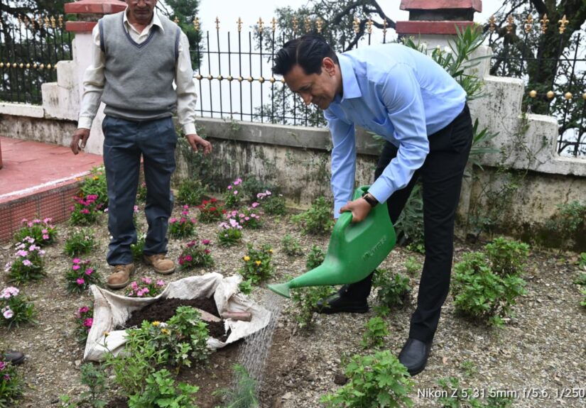 हरेला पर्व पर नैनीताल में 'एक पेड़ माँ के नाम' अभियान के तहत पौधारोपण करते कुमाऊँ आयुक्त दीपक रावत और प्रशासनिक अधिकारी