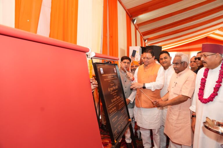 मुख्यमंत्री पुष्कर सिंह धामी हरिद्वार में 235 करोड़ रुपये की गंगा कॉरिडोर परियोजनाओं का भूमि पूजन और शिलान्यास करते हुए