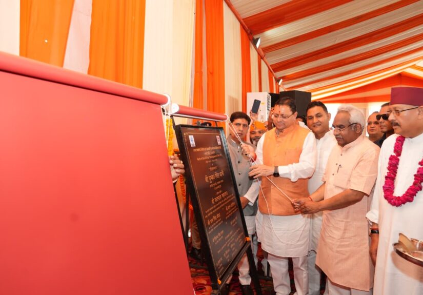 मुख्यमंत्री पुष्कर सिंह धामी हरिद्वार में 235 करोड़ रुपये की गंगा कॉरिडोर परियोजनाओं का भूमि पूजन और शिलान्यास करते हुए